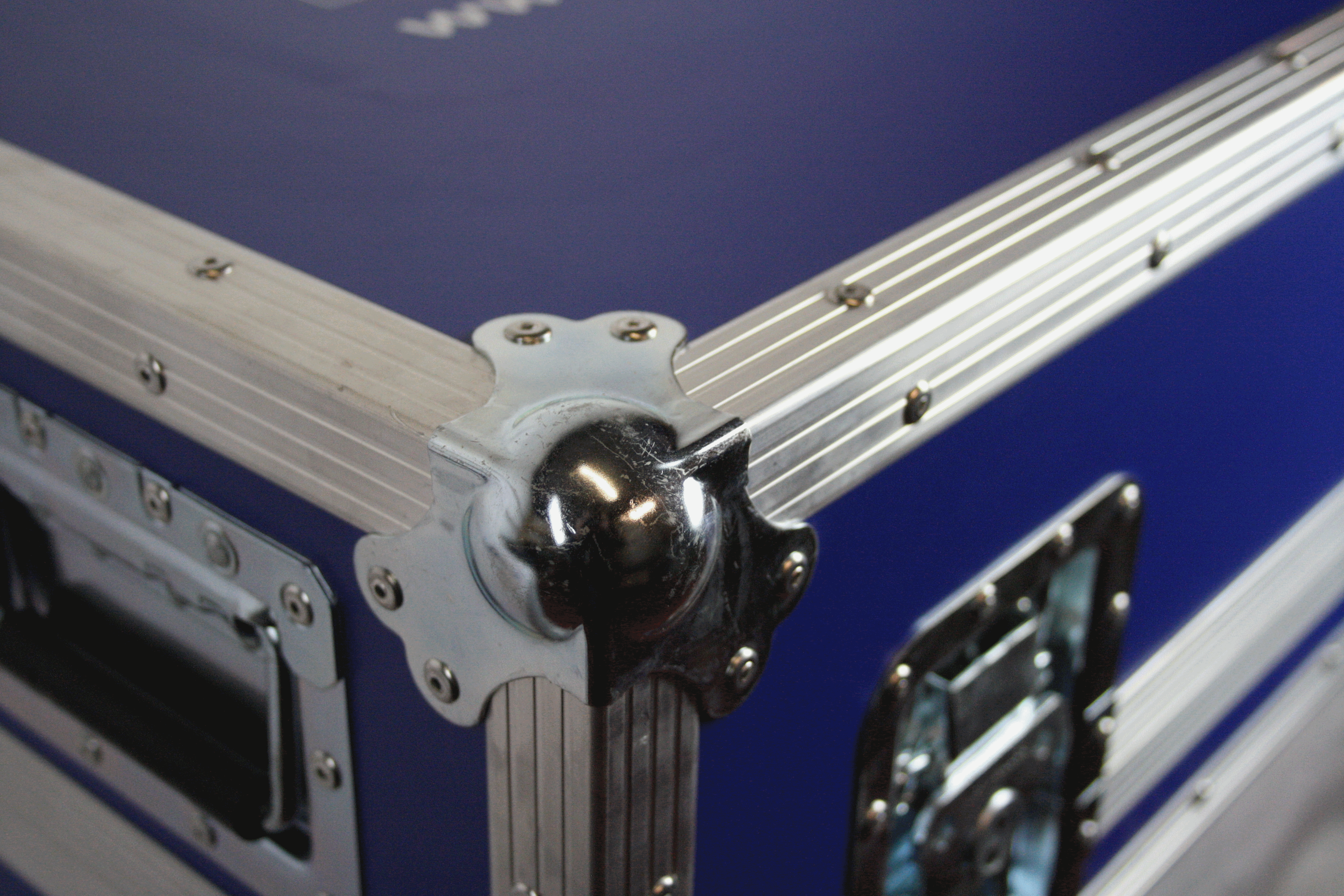 Flight Case for MagicQ MQ80 Blue with wheels.